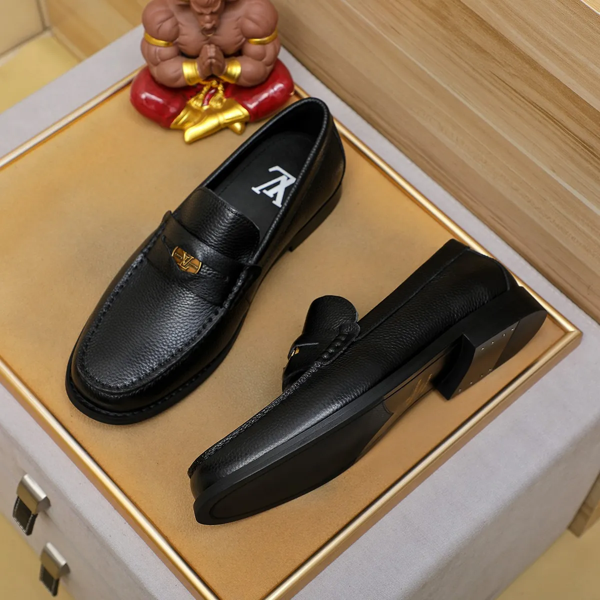 Men's shoes 460 💰 Louis Vuitton LV ® 🆕 model 🔛 full shoe counter, first layer cowhide, 🐂leather lining casual shoes for men, super soft outsole, a must-have for driving. Synchronized with the counter, original first layer cowhide, completely 1:1 mold customization 🌹 top version, color optional! Number: 38-44 (45.46 customized)